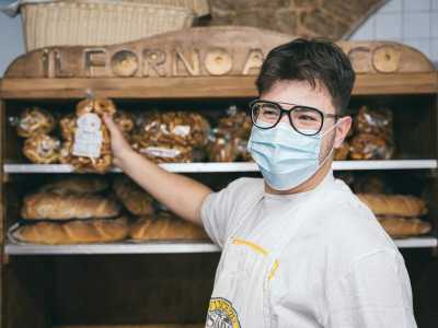 Entriamo e scendiamo quattro gradini venendo accolti dal figlio 25enne di Cesare, Michele. �Ho ereditato il nome e l�orgoglio del mestiere da mio nonno, che rilev� questo locale sessant�anni fa�, ci dice il giovane